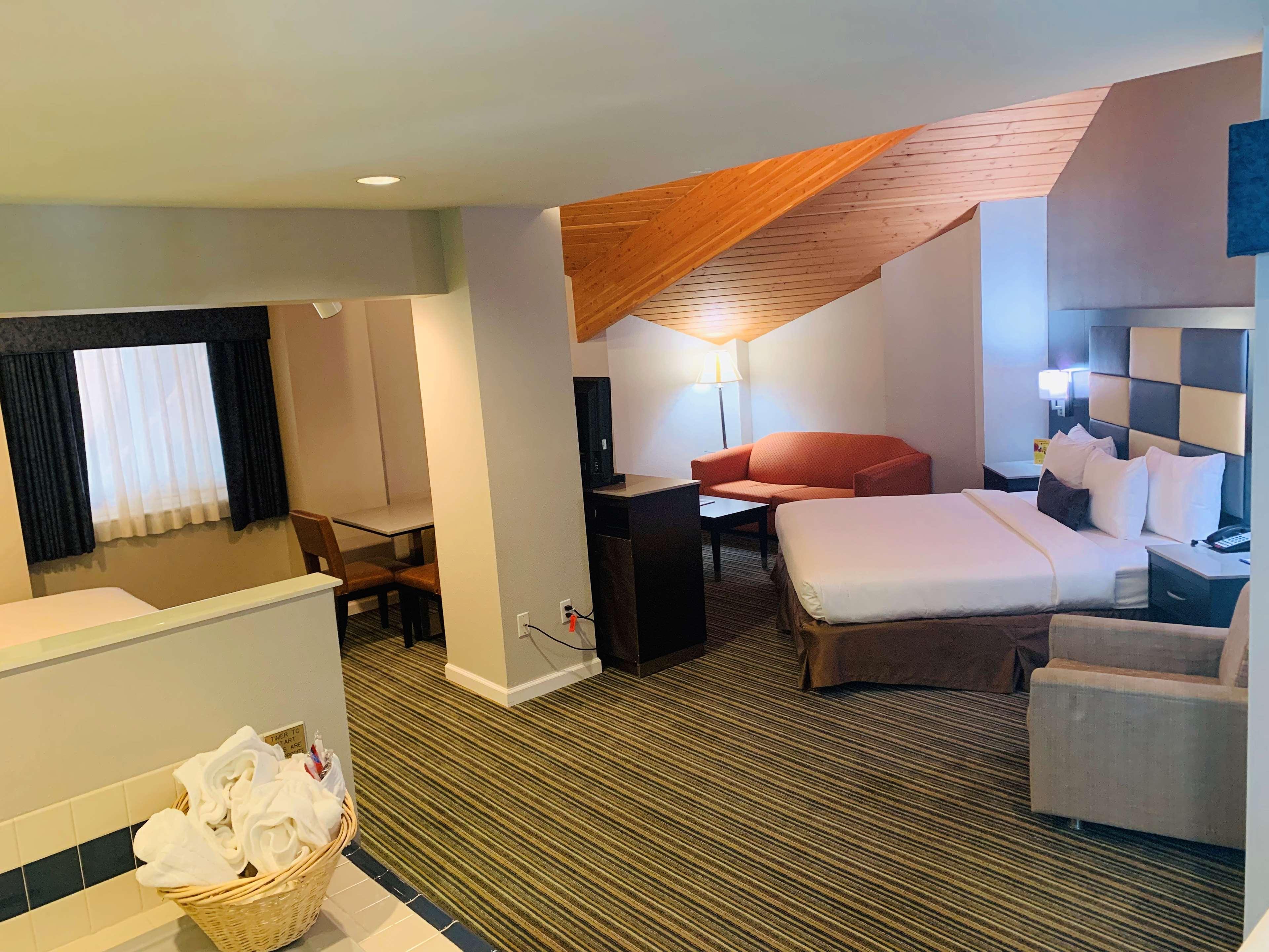 Surestay Plus Hotel By Best Western Redding Rum bild